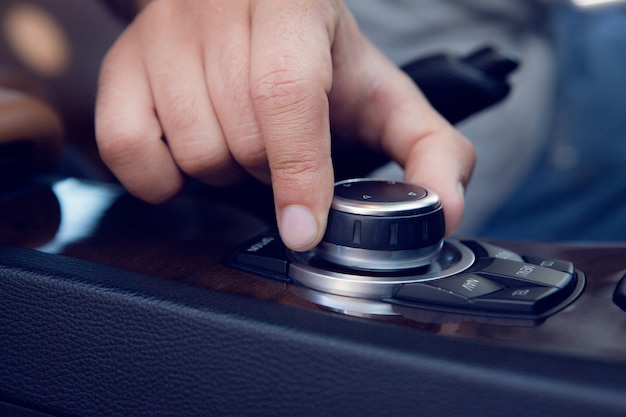 Foto un uomo controlla il display di un'auto con un tocco