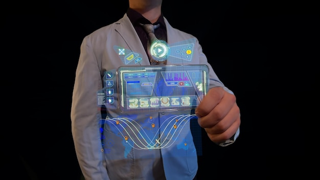 L'uomo controlla lo schermo futuristico del futuro con interfaccia su display trasparente