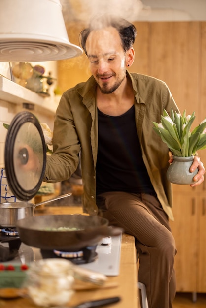 自宅のキッチンで健康的な料理をする男性