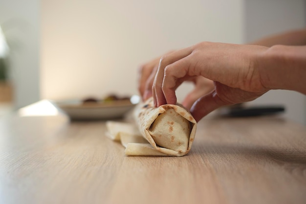 Foto uomo che cucina falafel fatto in casa in pita