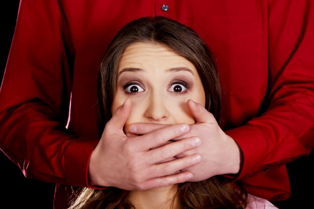 Photo man covering woman mouth