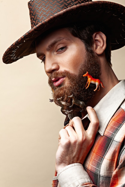 Foto uomo con un cappello da cowboy