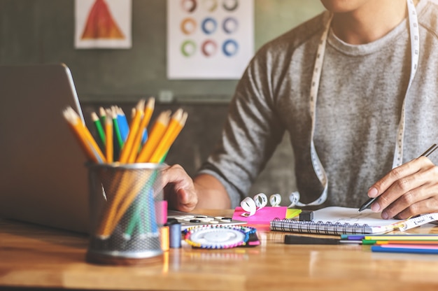 Foto equipaggi lo stilista creativo dell'atelier che lavora al progetto ad uno studio