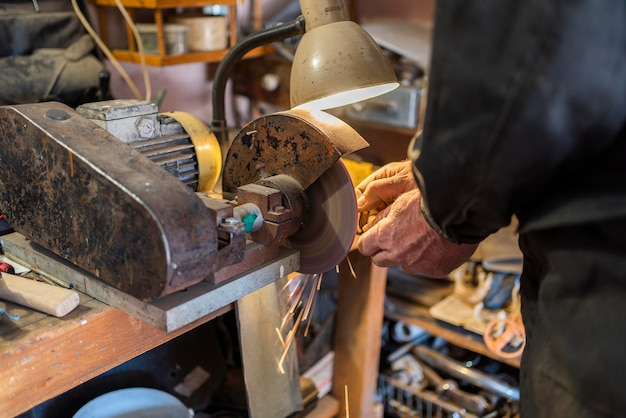 Photo a man cuts iron with a flex closeup