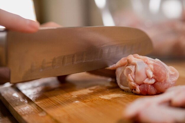 Photo a man cuts raw chicken wings preparation of ingredients healthy diet food