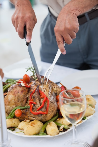 夕食を食べる男