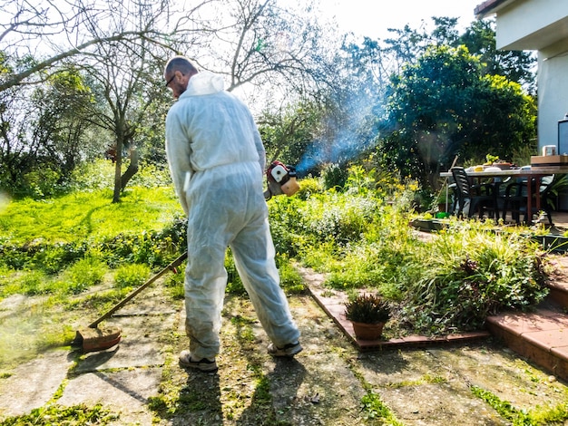 写真 庭の草を刈る男