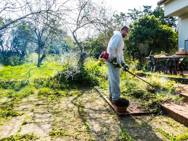 写真 庭の草を刈る男