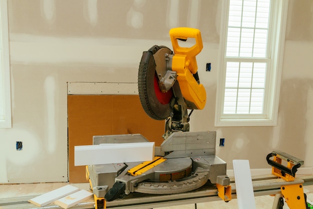 Photo man cutting wood on electric saw