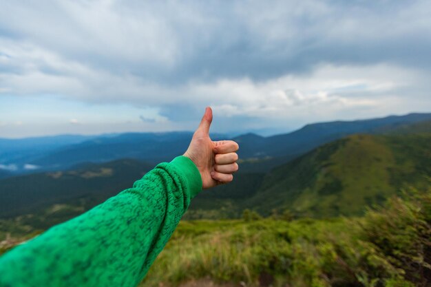 Man daalt af in een grote groene bergketen