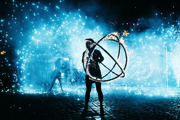 Photo man dances with fireball