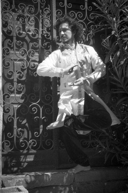 Photo man dancing against gate