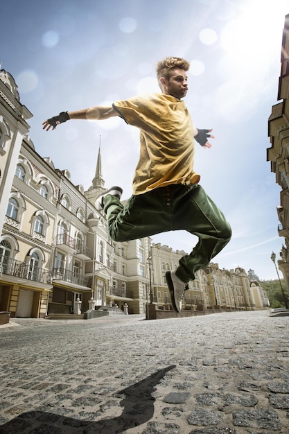 Мужчина танцует хип-хоп на улице