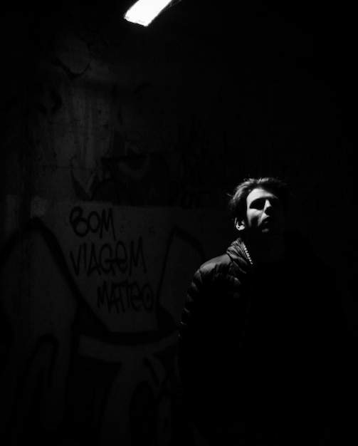 Photo man in dark