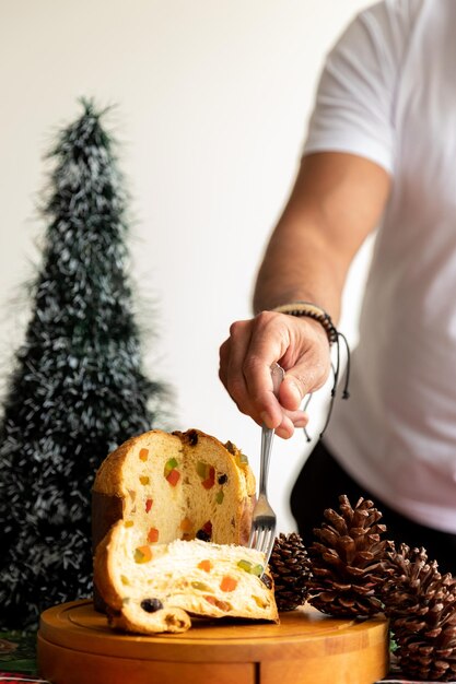 Foto uomo che decora e apparecchia la tavola per la cena di natale