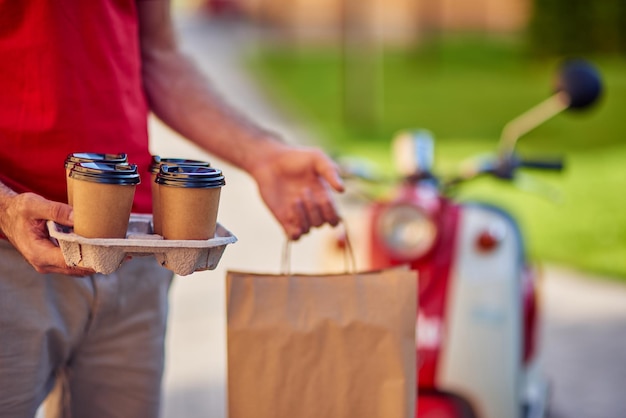 写真 コーヒーと食べ物を届ける男