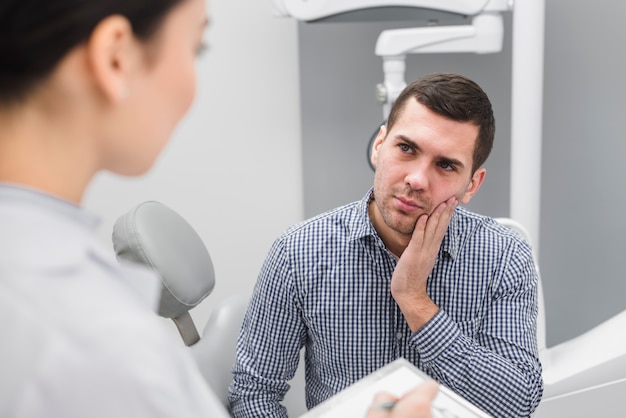 Foto uomo al dentista