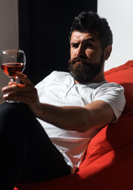Мужчина в депрессии пьет вино алкогольная зависимость один дома пьяная вечеринка вредные привычки алкогольная зависимость