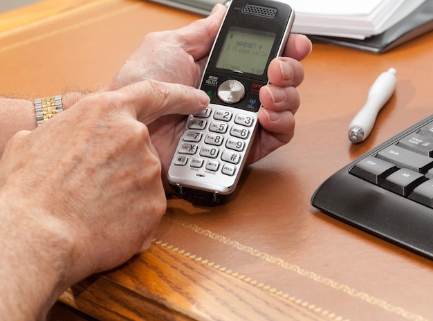 Uomo che compone dal telefono senza fili