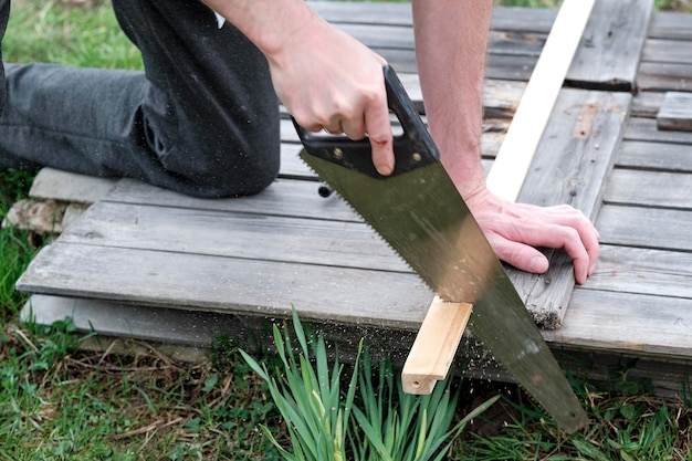 Foto man die aan een houten plank werkt