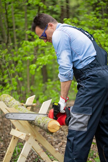 Foto man die aan hout werkt