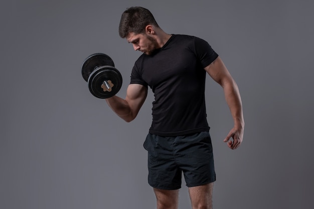 man die biceps curl uitvoert met dumbbell