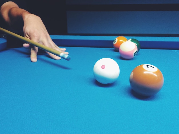 Man die biljart speelt.