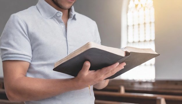 Foto man die de bijbel leest in de kerk