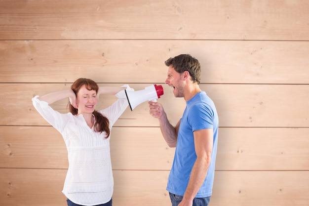 Foto man die door een megafoon schreeuwt tegen houten planken