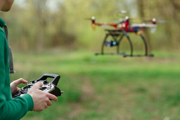 Man die een drone bestuurt.