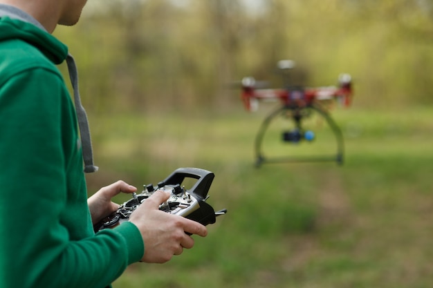 Man die een drone bestuurt.