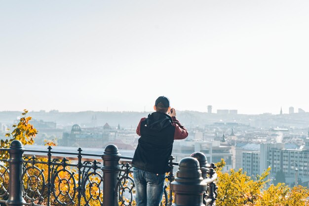 Man die een foto maakt op zijn telefoon van de Europese stad