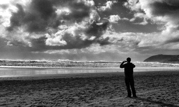Foto man die een foto maakt van het strand