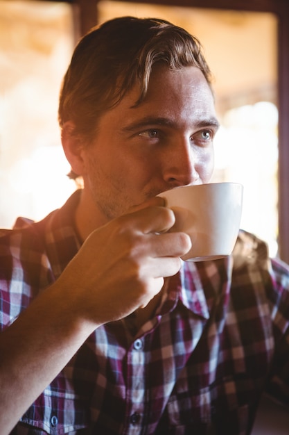 Foto man die een kopje koffie drinkt