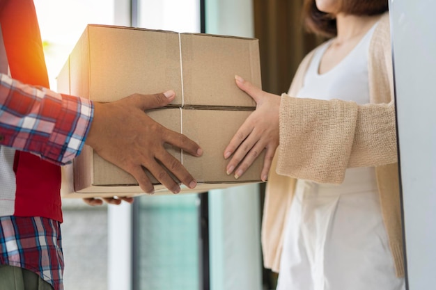 Man die een levering van dozen accepteert van de koeriersdienst van de koeriersdienst