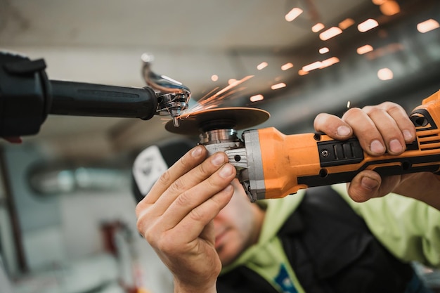 Foto man die een motorfiets repareert in een moderne werkplaats