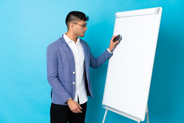 Man die een presentatie geeft op het whiteboard