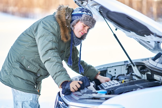 Foto man die een probleem heeft met de auto tijdens de besneeuwde winter. hoge kwaliteit foto