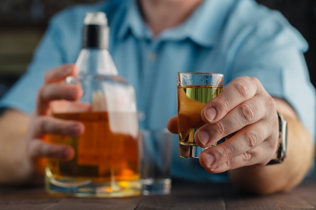 Man die een shot alcohol aanbiedt als oplossing voor uw problemen