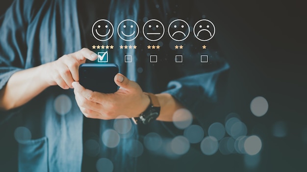 Man die een smartphone gebruikt om een beoordeling te geven aan de service-ervaring op aanvraag.