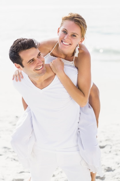 Man die een vervoer per kangoeroewagen geeft aan vrouw op het strand