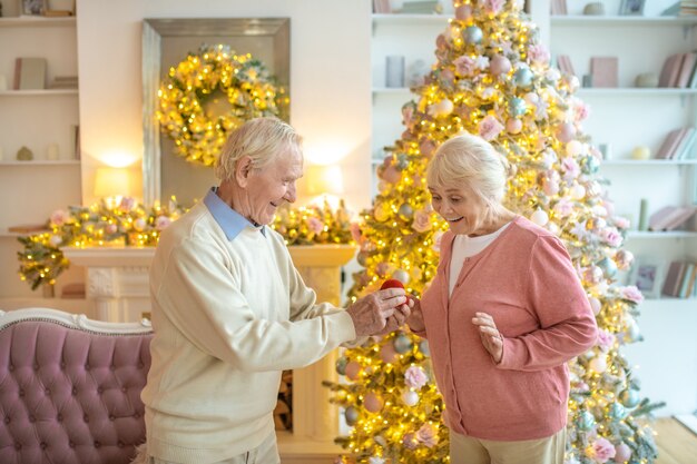 man die een voorstel doet aan zijn vrouw