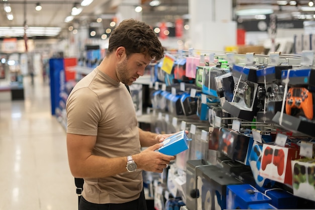 Man die gamepad kiest in de winkel