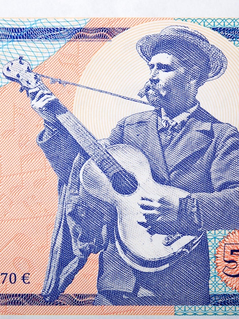 Man die gitaar speelt van geld