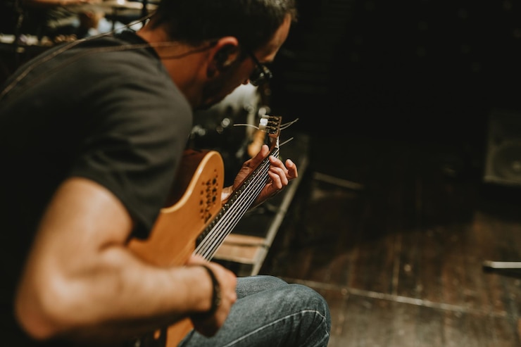 Foto man die gitaar speelt