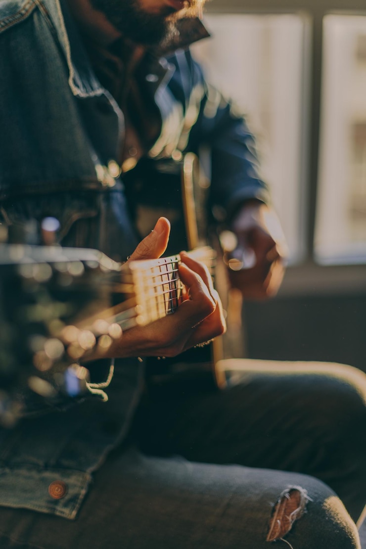 Foto man die gitaar speelt.