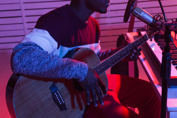 Foto man die gitaar speelt.