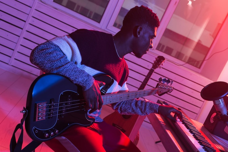 Foto man die gitaar speelt.