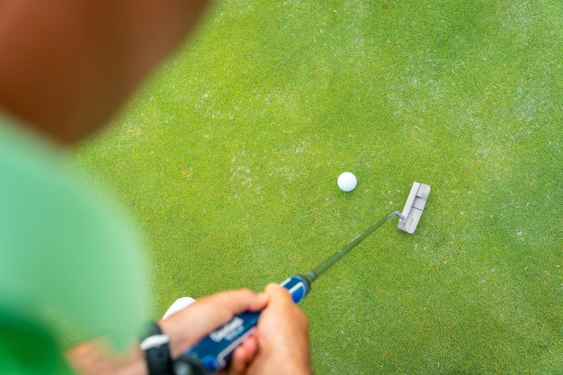 Man die golf speelt detail van een schot met de putter op de green