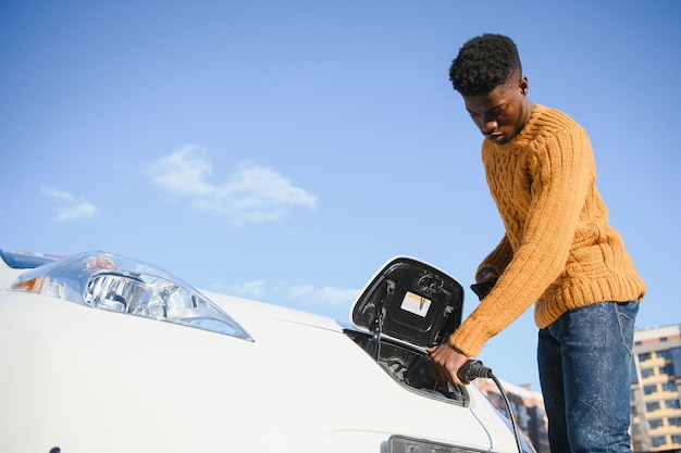 Man die het opladen van de auto aanzet